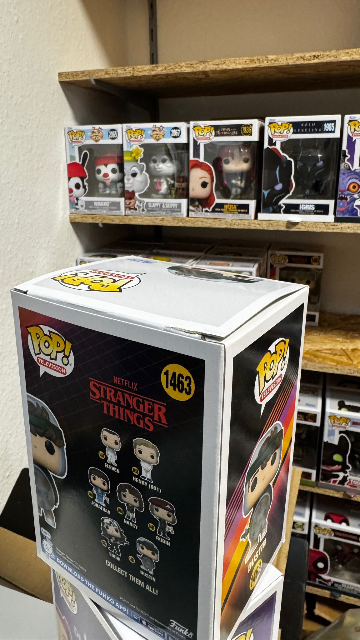Funko Pop! Stranger Things - Dustin with Shield 1463 *Box damage*